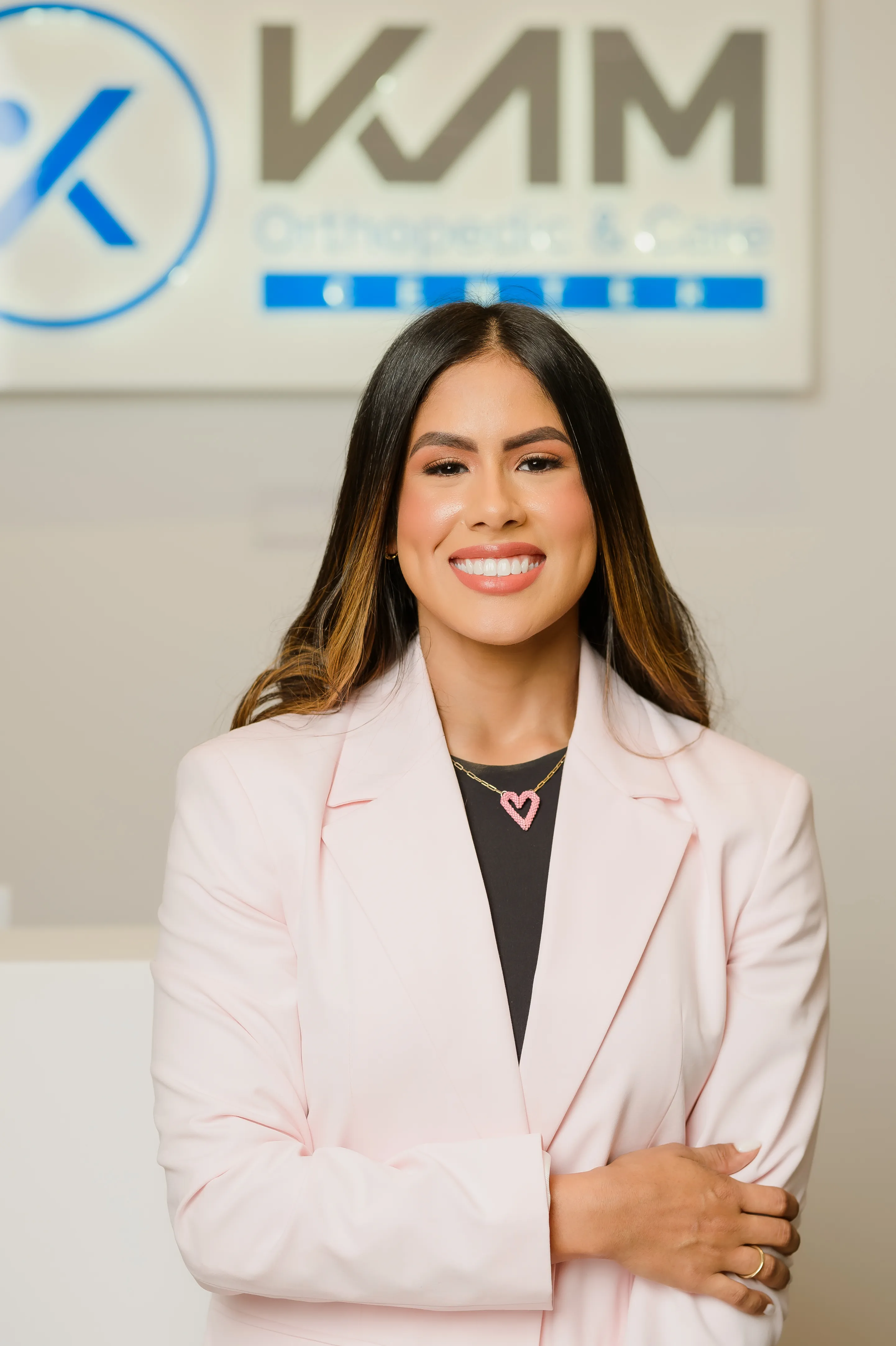 Mónica Vidal con bata profesional en KAM Orthopedics